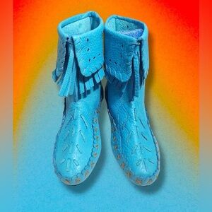 VINTAGE 1980’s — 9 West leather fringed moccasin boots in vibrant turquoise